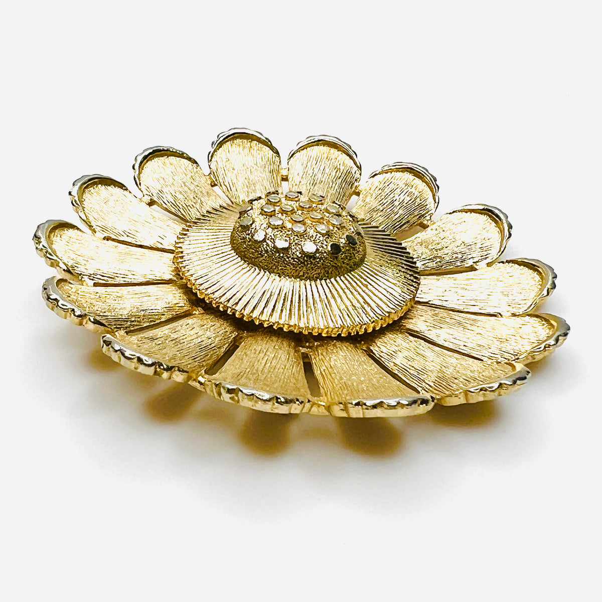 Side view of dimensional Sarah Coventry gold tone daisy flower brooch