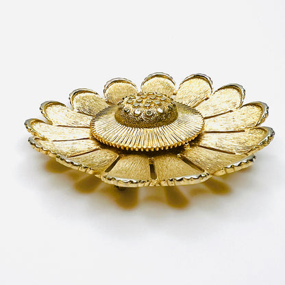 Side view of dimensional Sarah Coventry gold tone daisy flower brooch