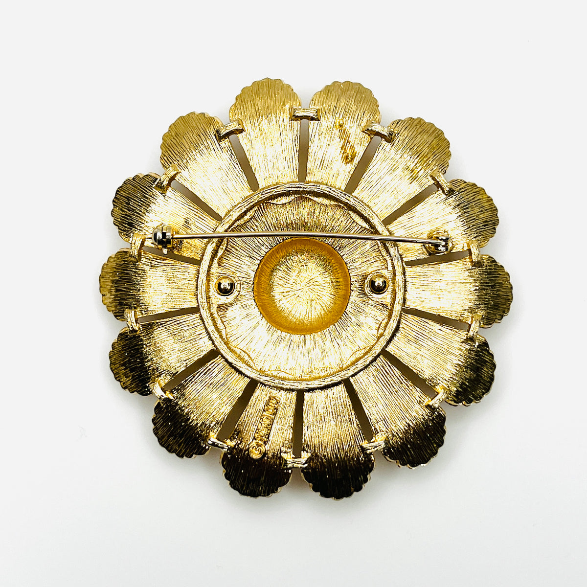 Reverse of vintage Sarah Coventry gold tone daisy brooch with pin clasp