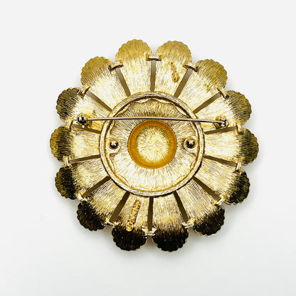 Reverse of vintage Sarah Coventry gold tone daisy brooch with pin clasp