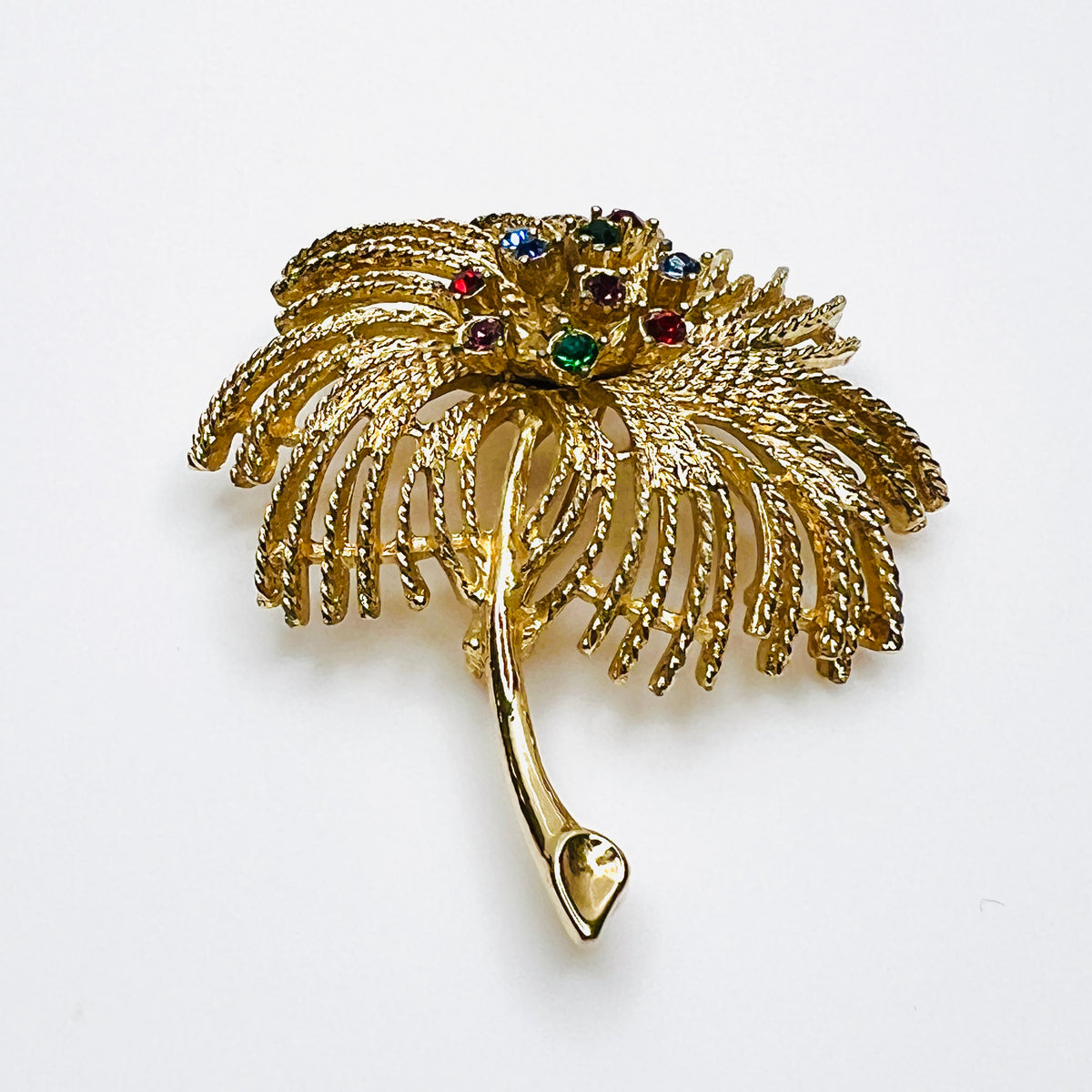 Side view of 1960s Sarah Coventry brooch showing dimensional textured gold-tone fronds