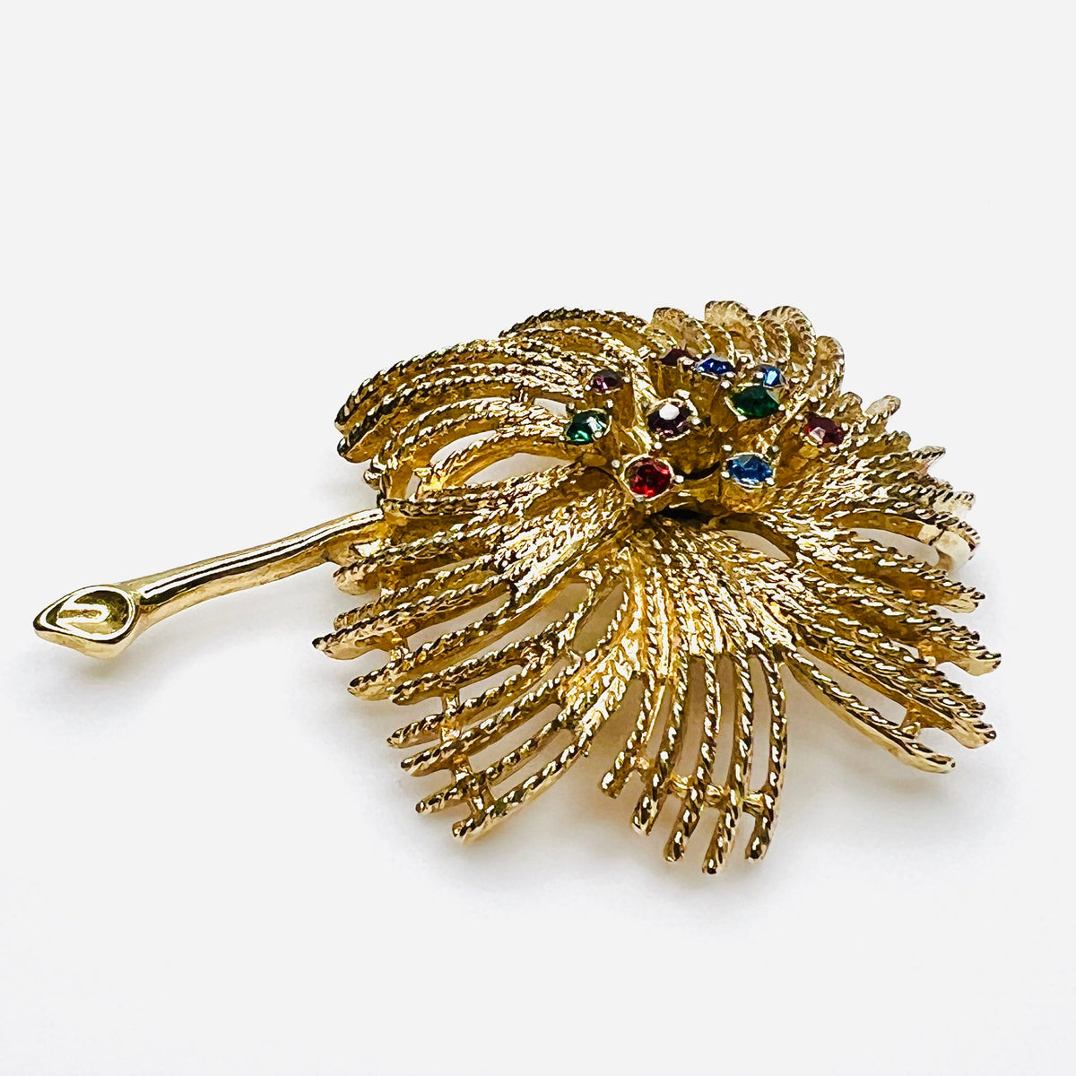 Side view of 1960s Sarah Coventry brooch showing dimensional textured gold-tone fronds