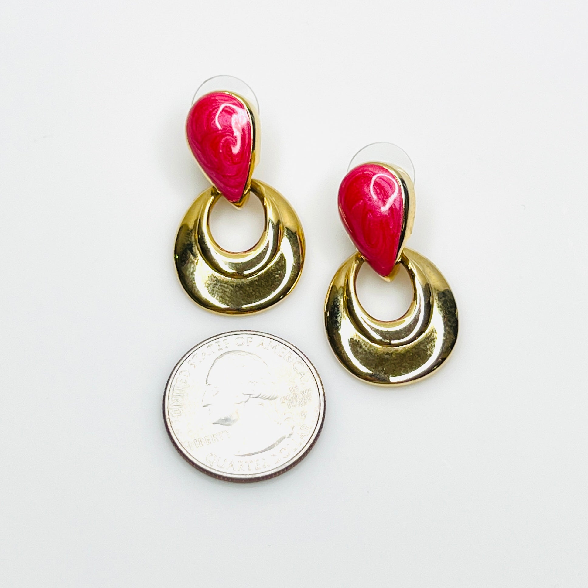 Vintage marbled red enamel door knocker earrings with quarter for size reference
