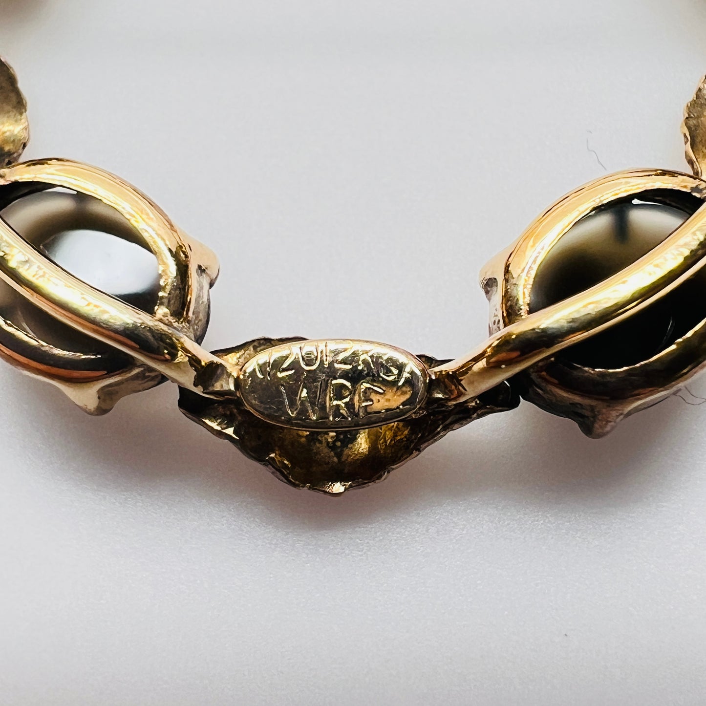 Close-up WRE hallmark 1/20 12K GF vintage brooch