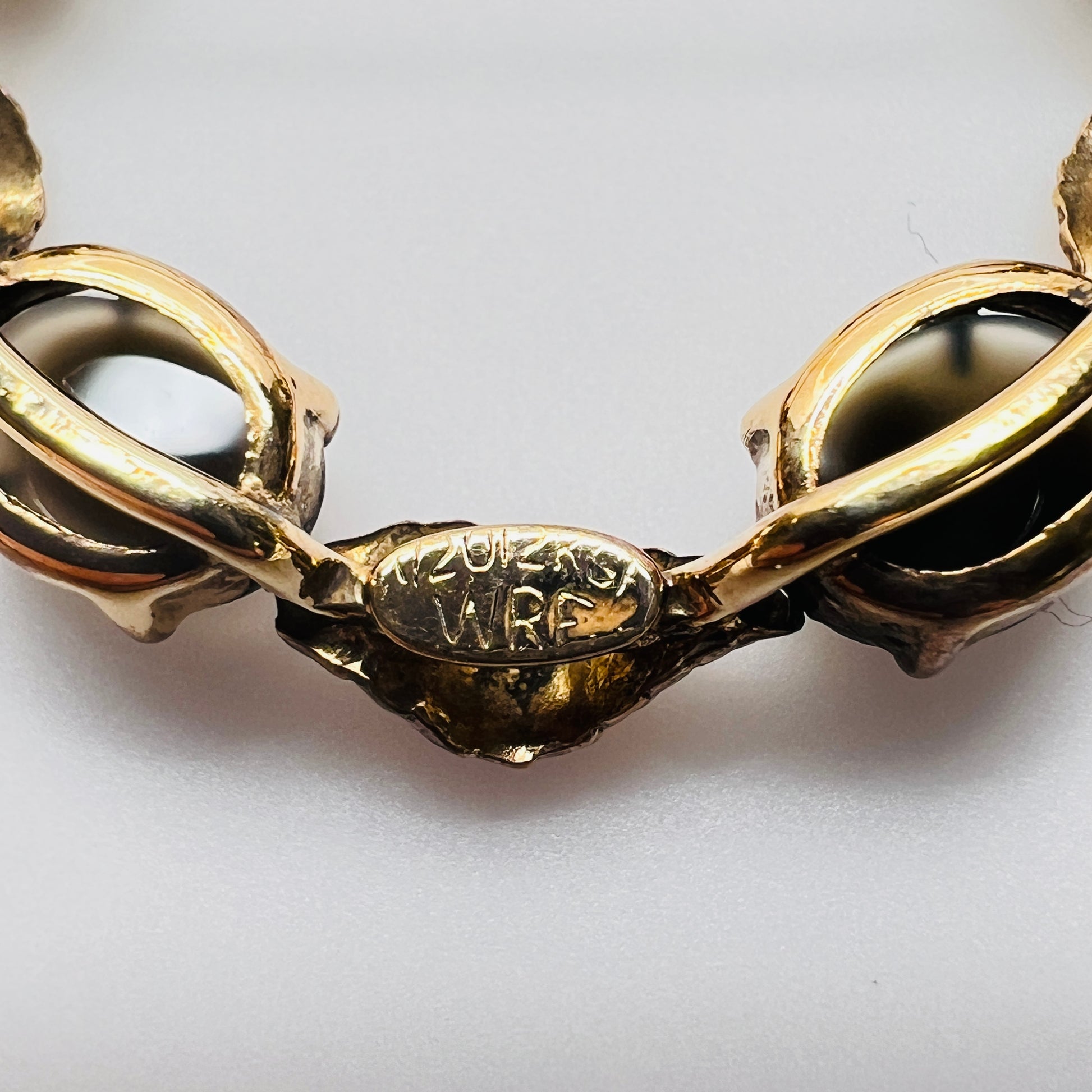 Close-up WRE hallmark 1/20 12K GF vintage brooch