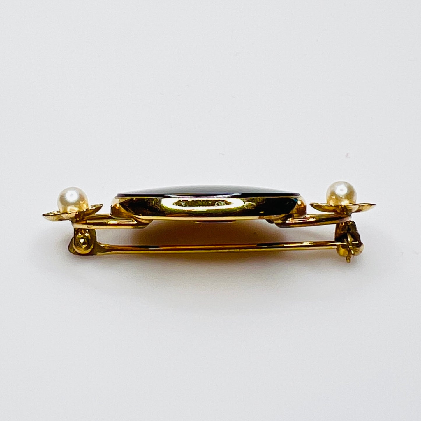 Side view gold filled brooch with raised onyx setting