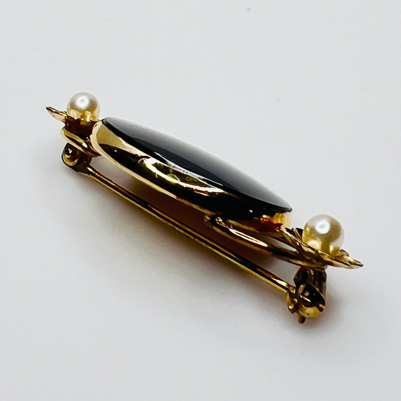Side view gold filled brooch with raised onyx setting