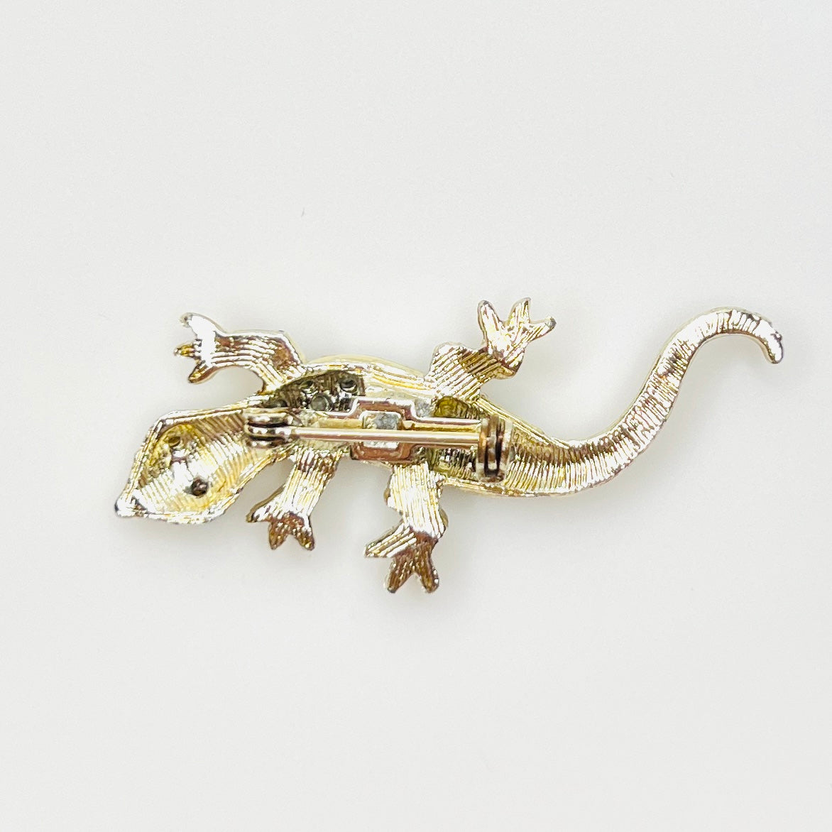 Reverse of vintage gold-tone gecko brooch with secure pin clasp.