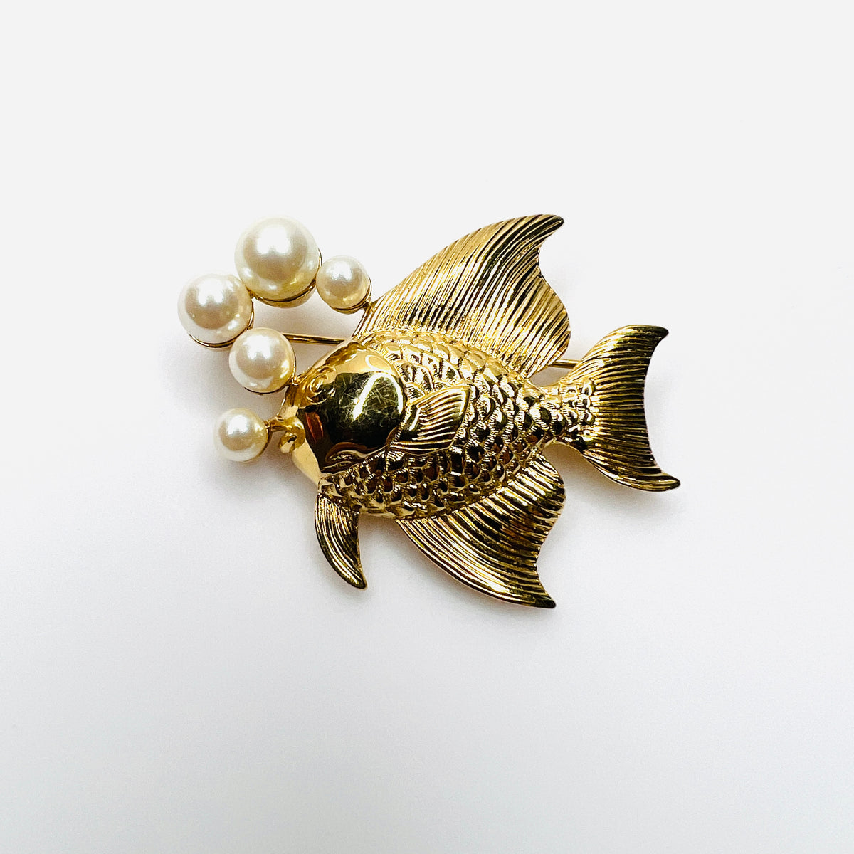 Vintage 1980s gold tone fish brooch with graduated faux pearl bubble accents