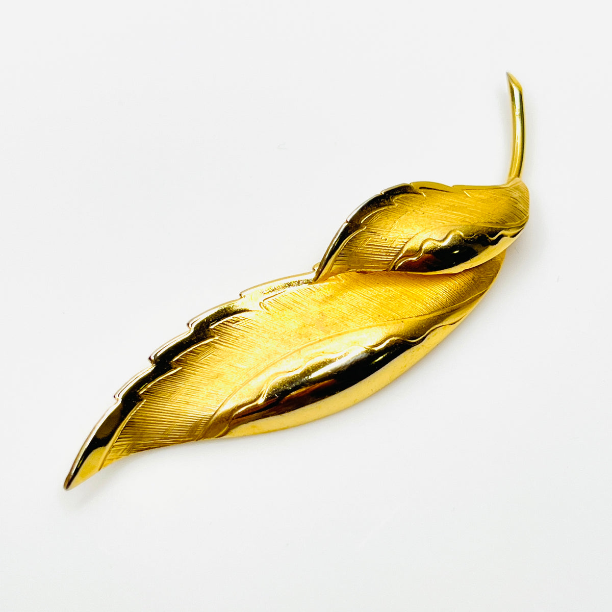Vintage Giovanni gold tone sculptural leaf brooch with textured layered design