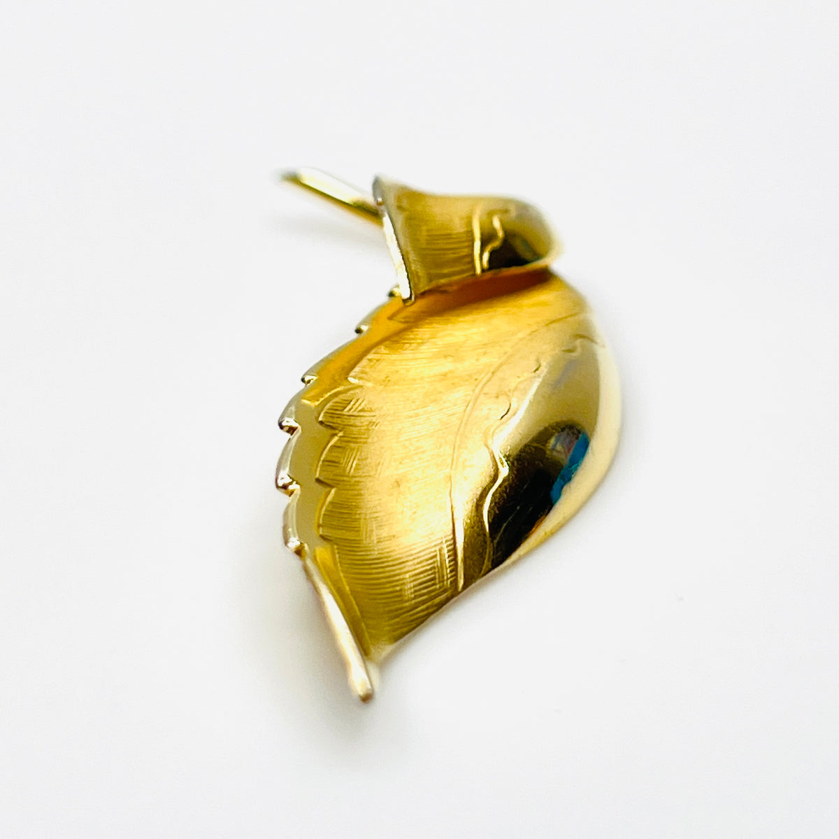 Side view of dimensional vintage Giovanni gold tone leaf brooch and pin