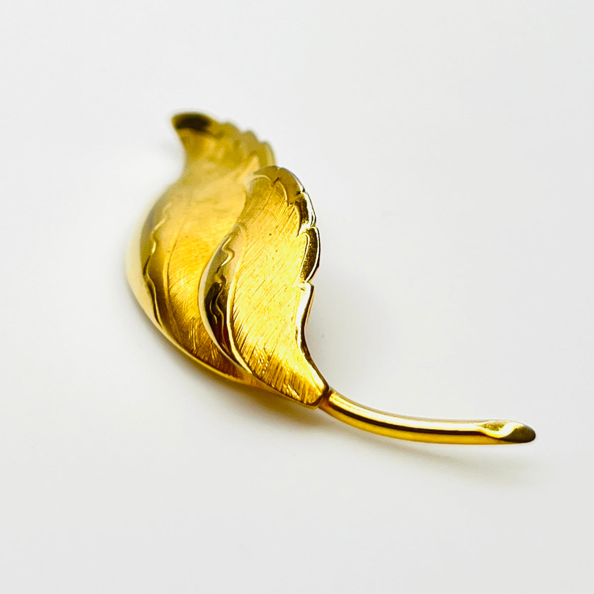 Side view of dimensional vintage Giovanni gold tone leaf brooch and pin