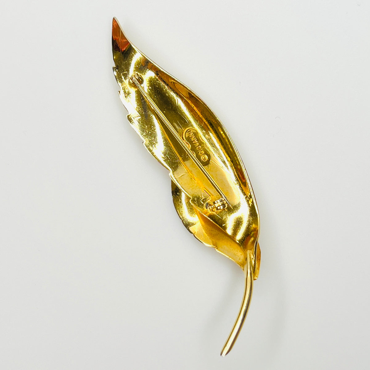 Reverse of vintage Giovanni gold tone leaf brooch with signature and pin