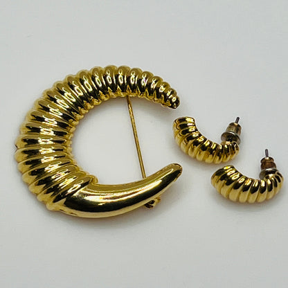 Vintage gold-tone crescent moon brooch with ribbed texture
