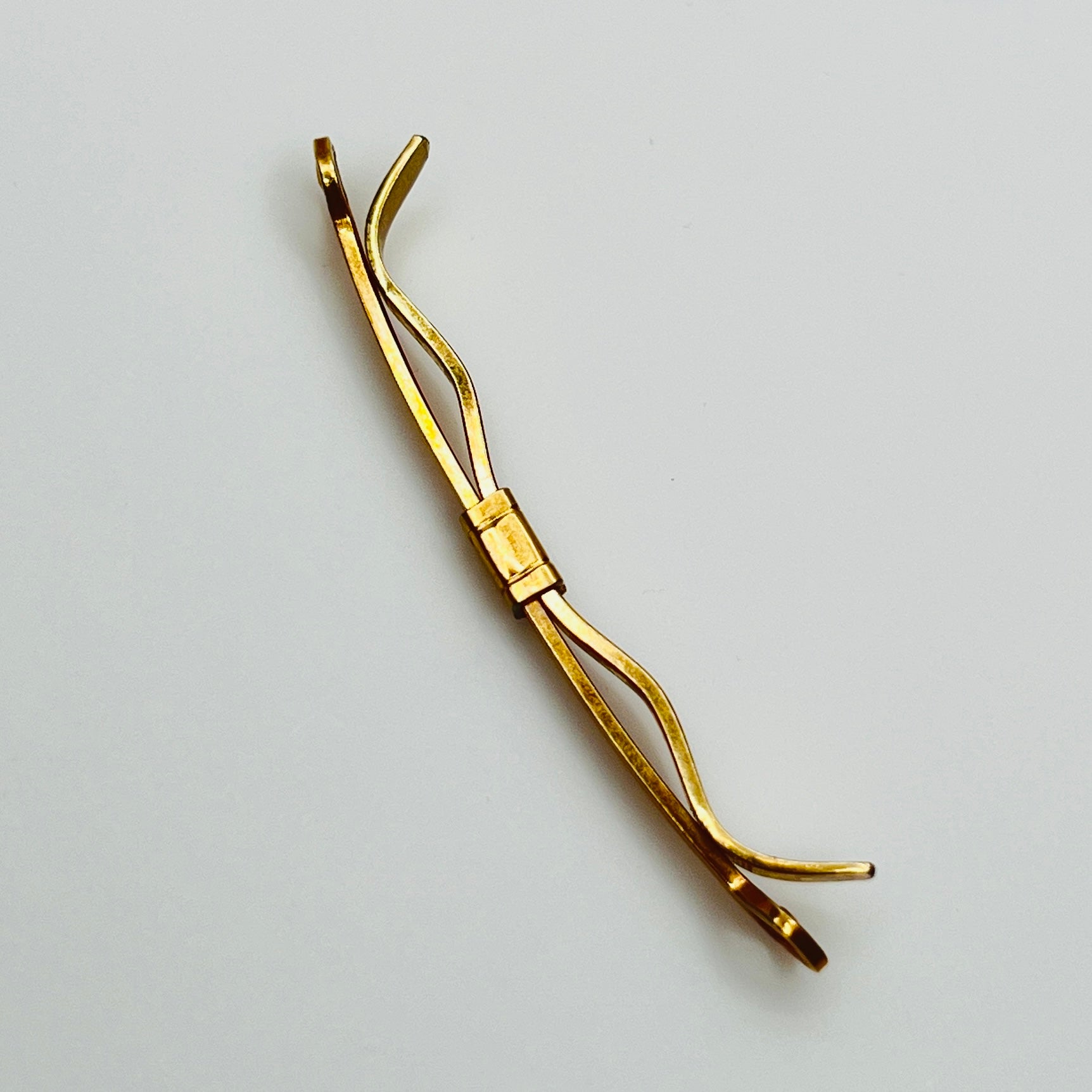 Slim curved Krementz collar bar side profile detail