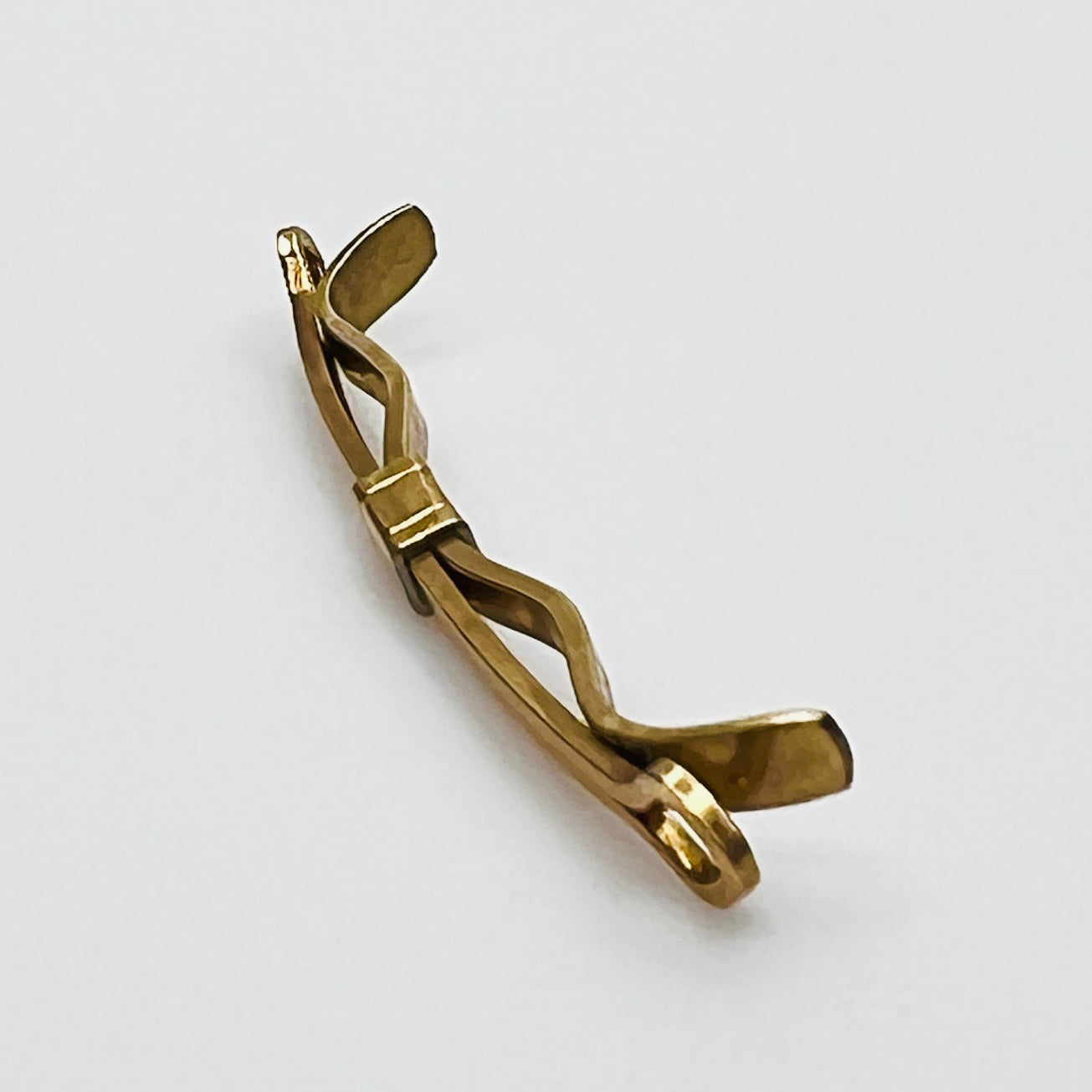 Slim curved Krementz collar bar side profile detail