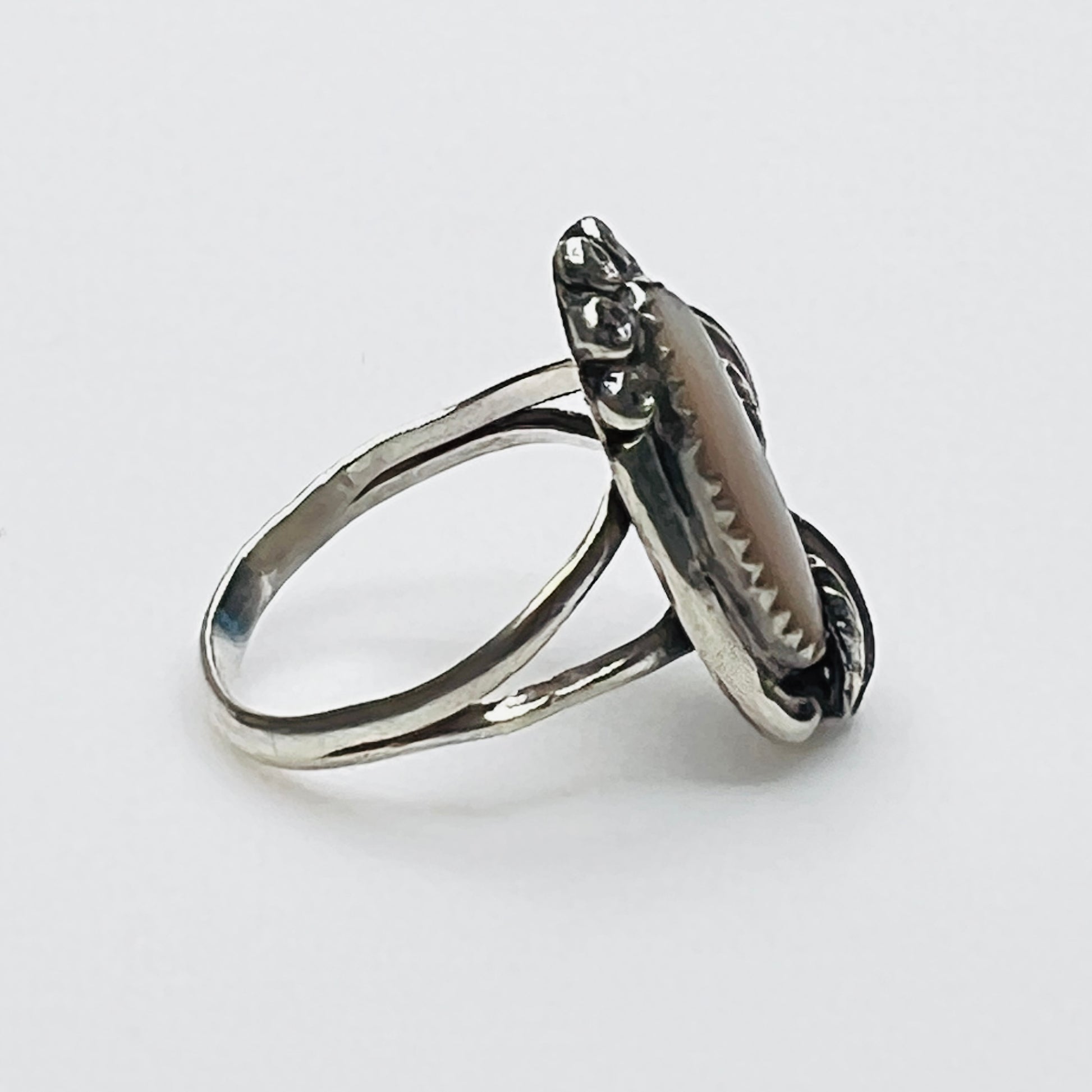 Side profile of Navajo artisan mother of pearl ring
