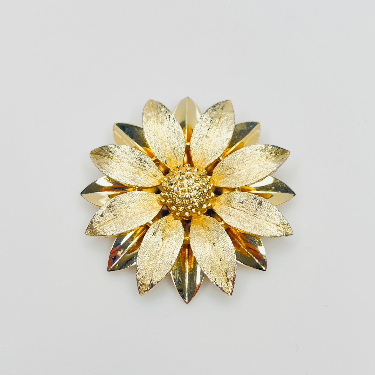 Vintage Sarah Coventry gold tone daisy brooch