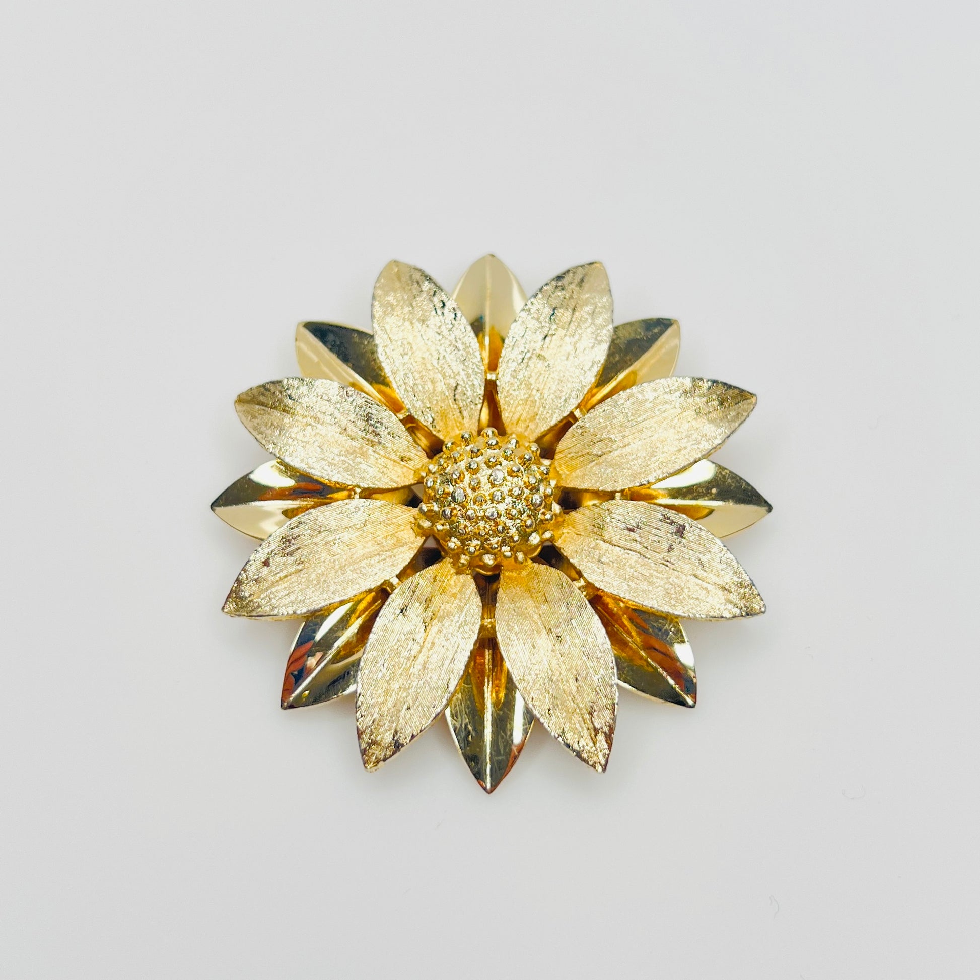 Vintage Sarah Coventry gold tone daisy brooch