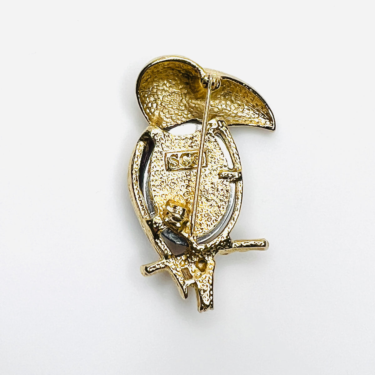 Reverse of signed Sarah Coventry 1970s toucan jelly belly brooch with pin closure
