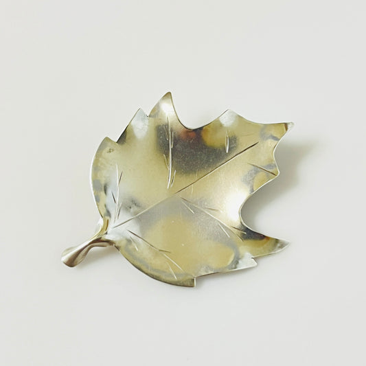 Vintage Stuart Nye sterling silver maple leaf brooch with engraved vein details