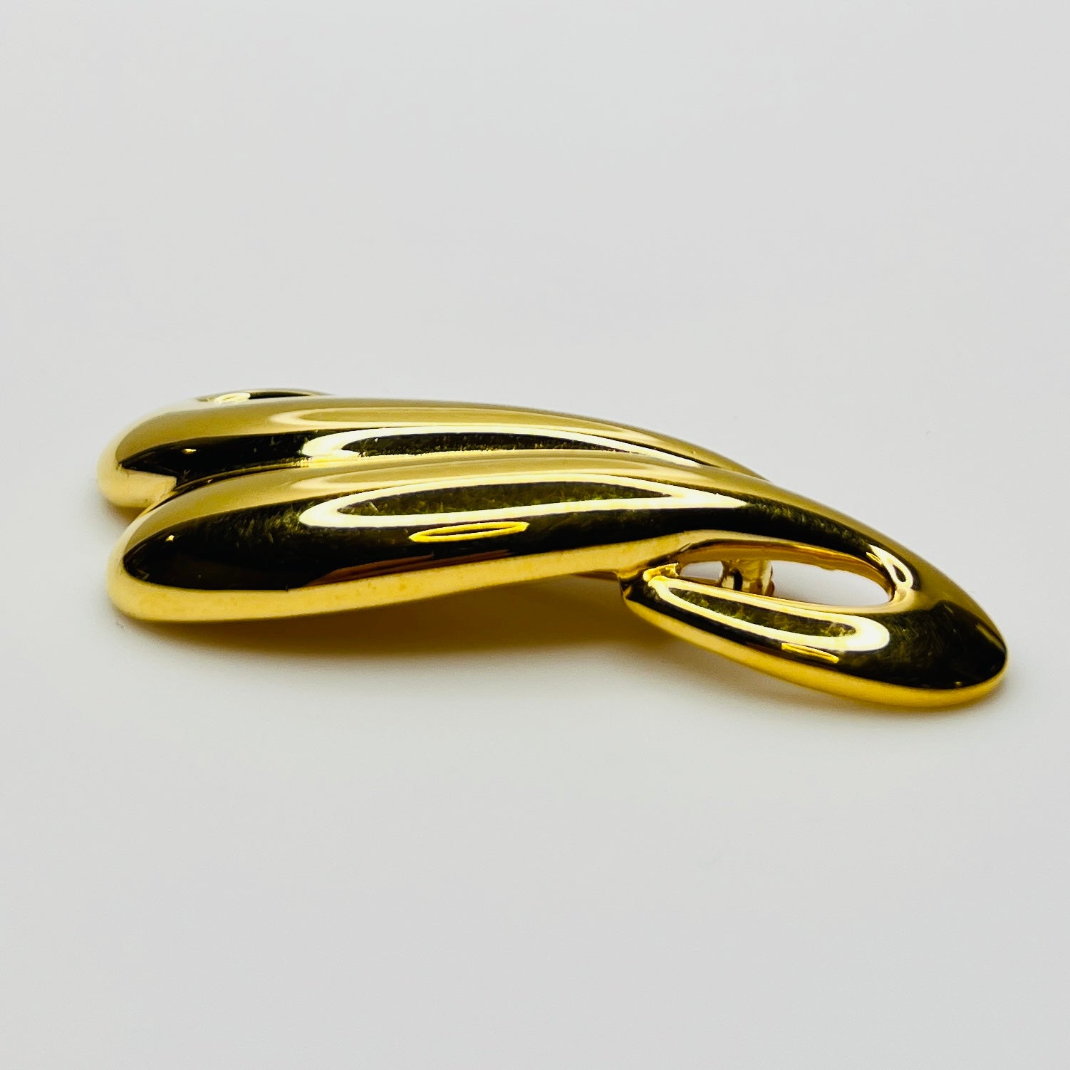 Side profile of polished gold tone abstract Trifari brooch