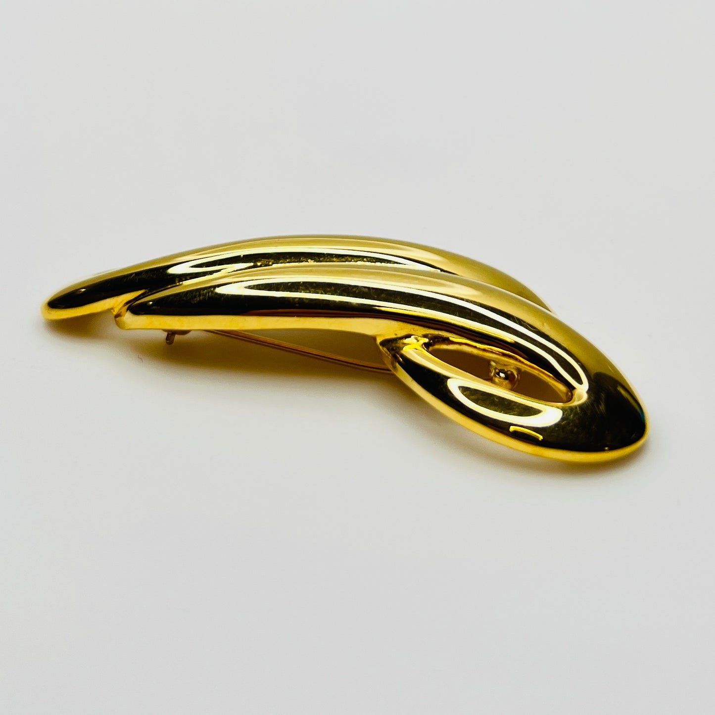 Side profile of polished gold tone abstract Trifari brooch
