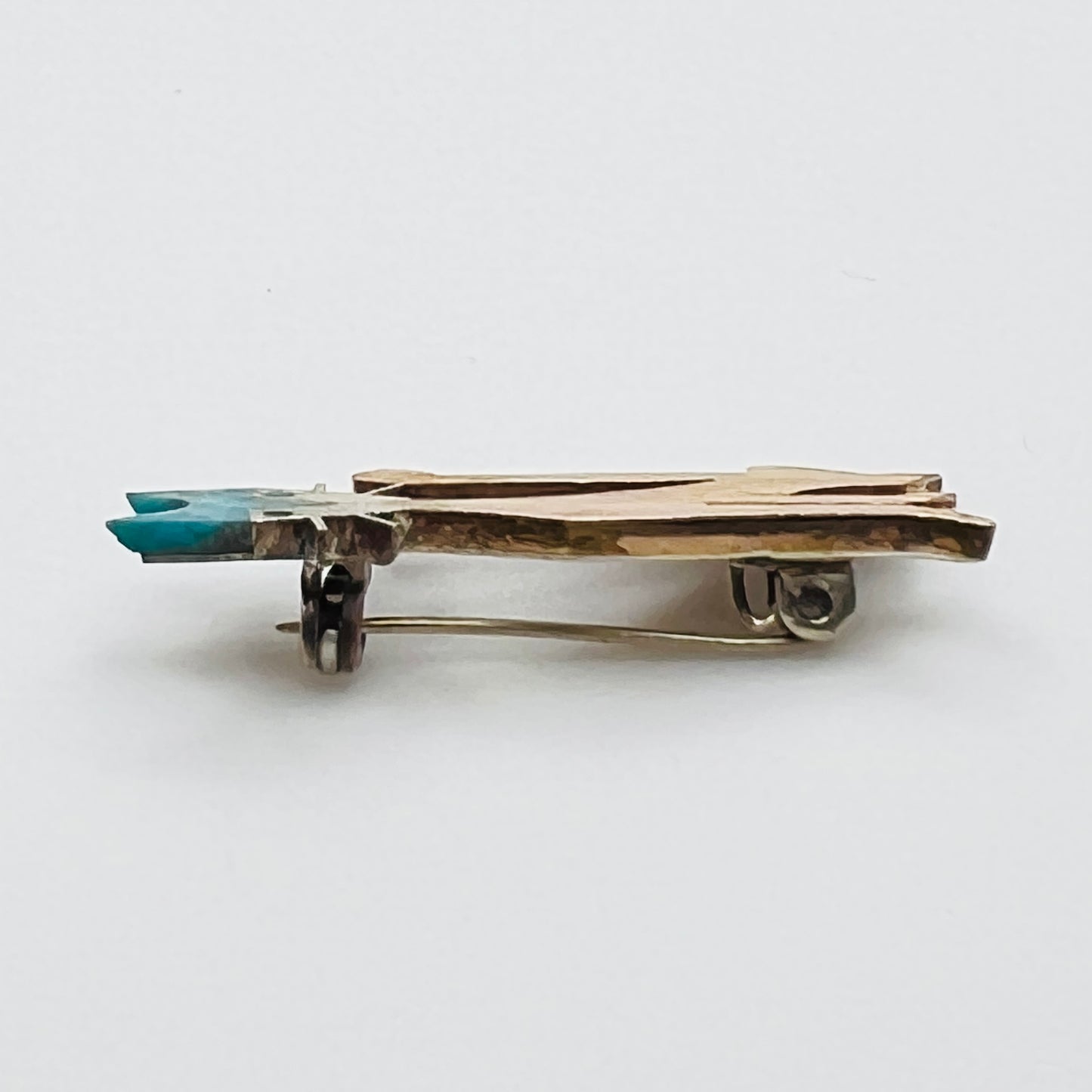 Side profile of vintage mixed metal cat brooch