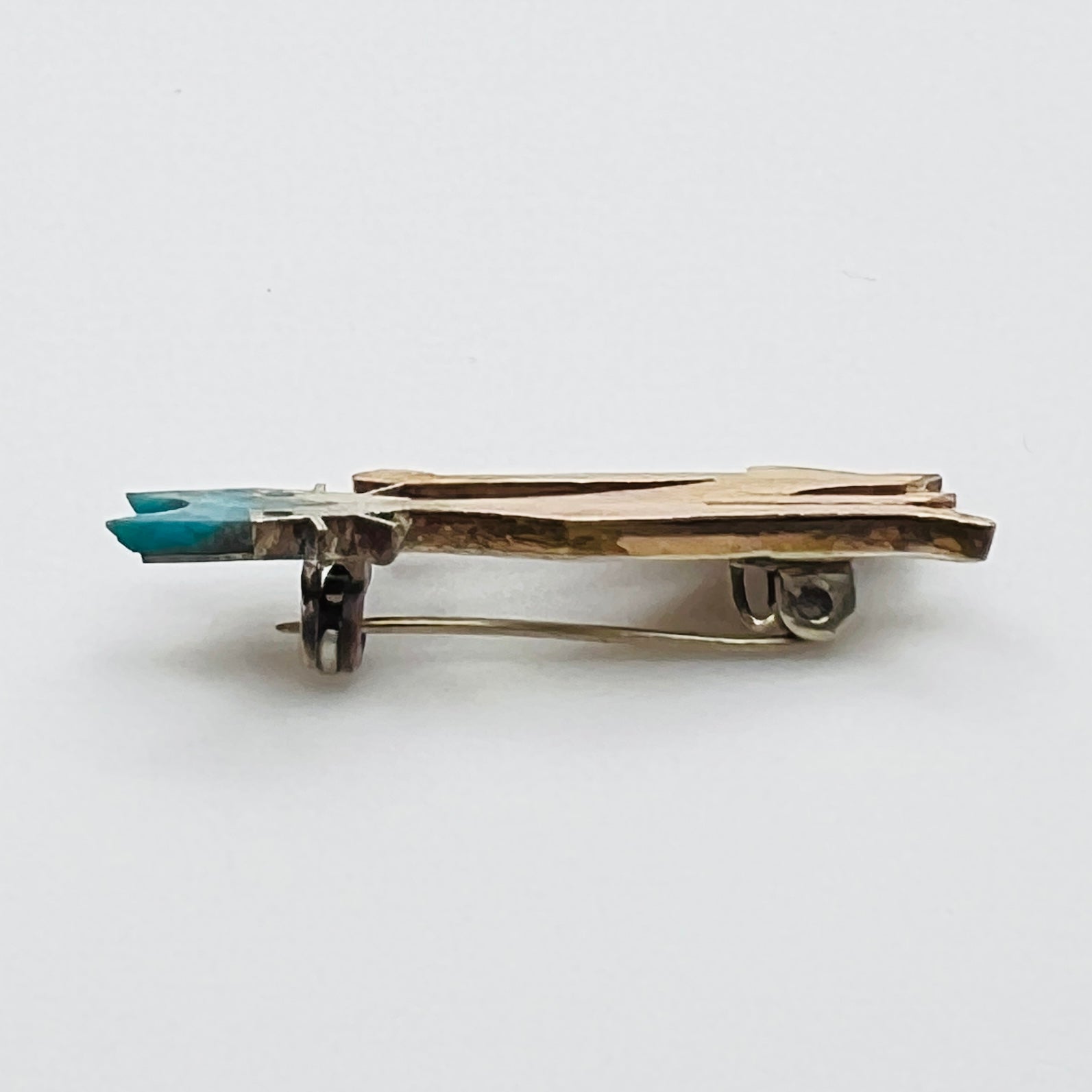 Side profile of vintage mixed metal cat brooch