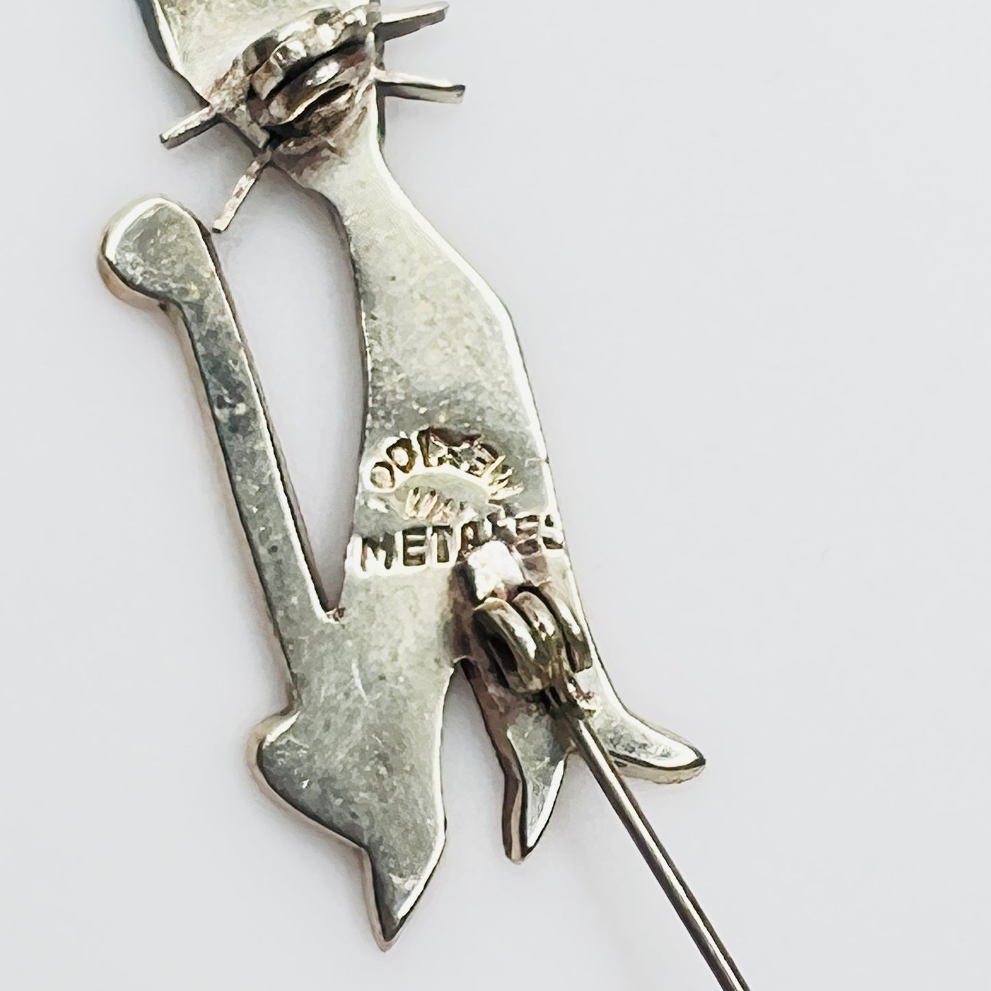 Close-up of Mexico Metales hallmark on vintage cat brooch