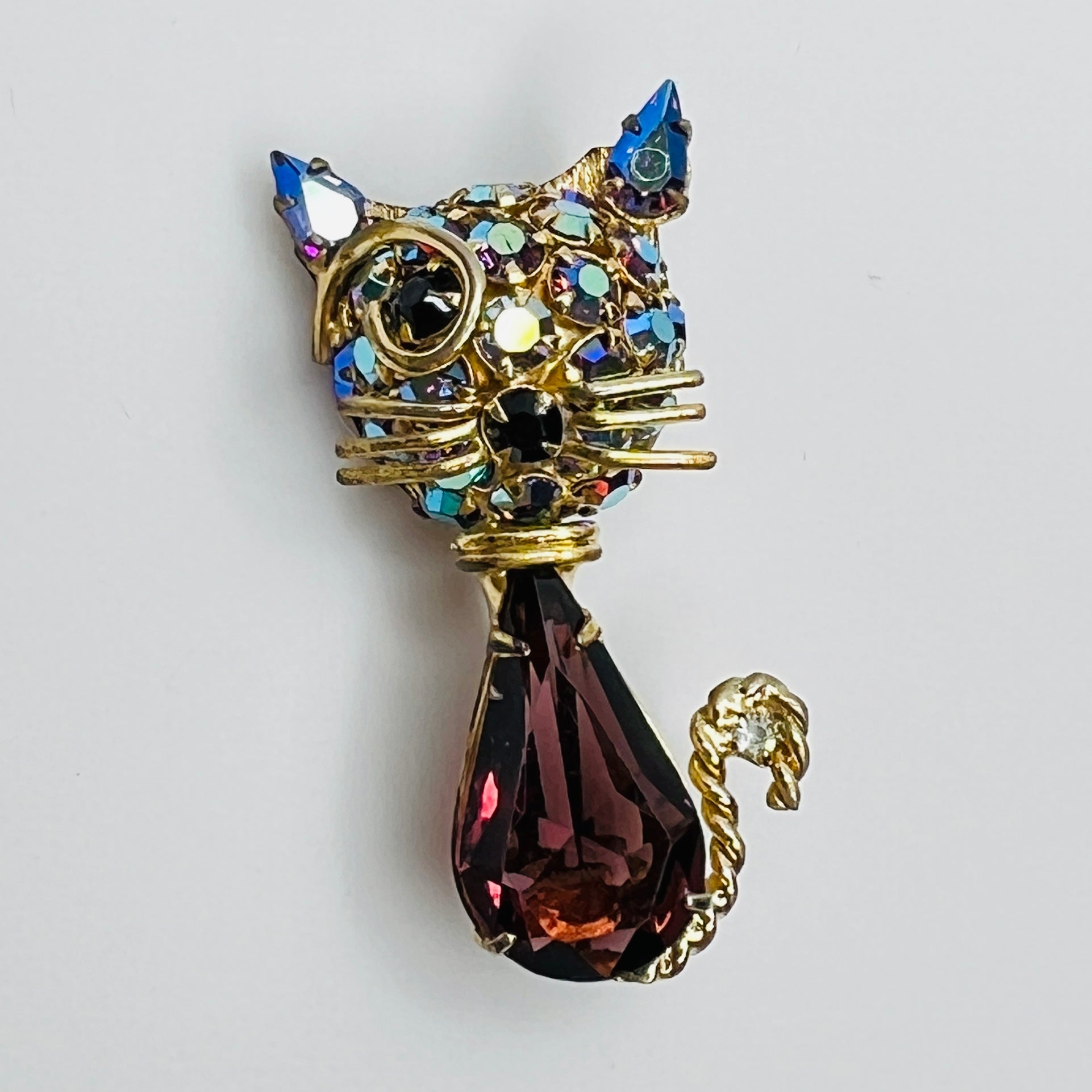 1950s Warner cat brooch with aurora borealis and teardrop rhinestones – front view